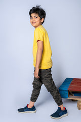 BOYS T-SHIRT MUSTARD WITH FRONT "HEY YEAH" PRINTING