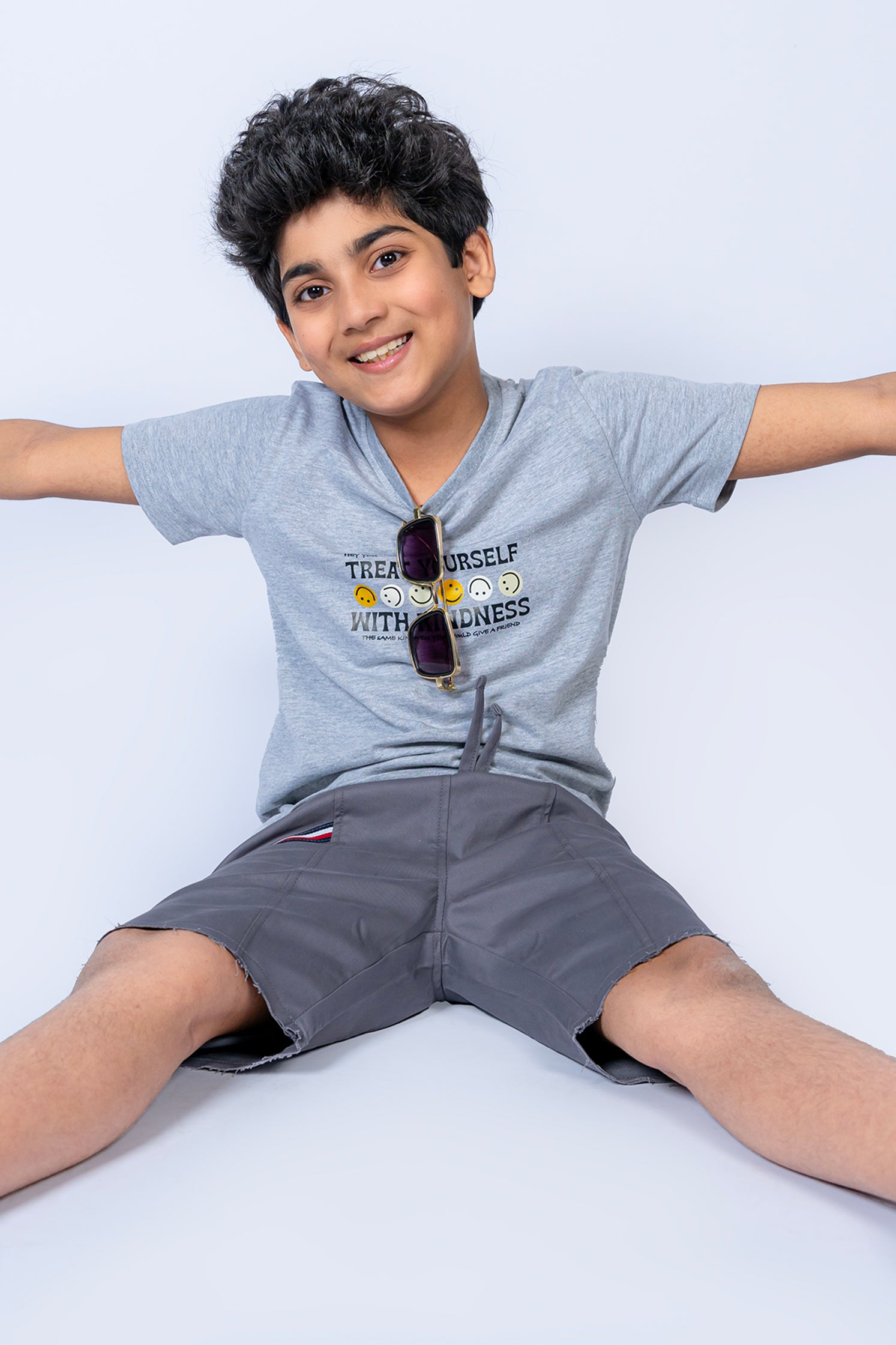 BOY'S T-SHIRT GRAY WITH "TREAT YOURSELF" PRINTING