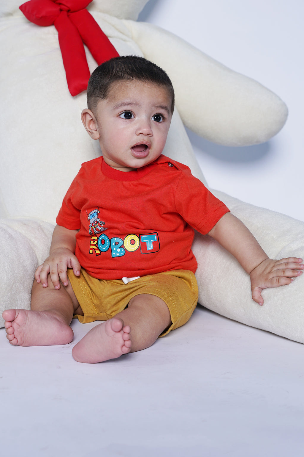 UNISEX BABY SHORT MUSTARD FRONT EMBROIDERY