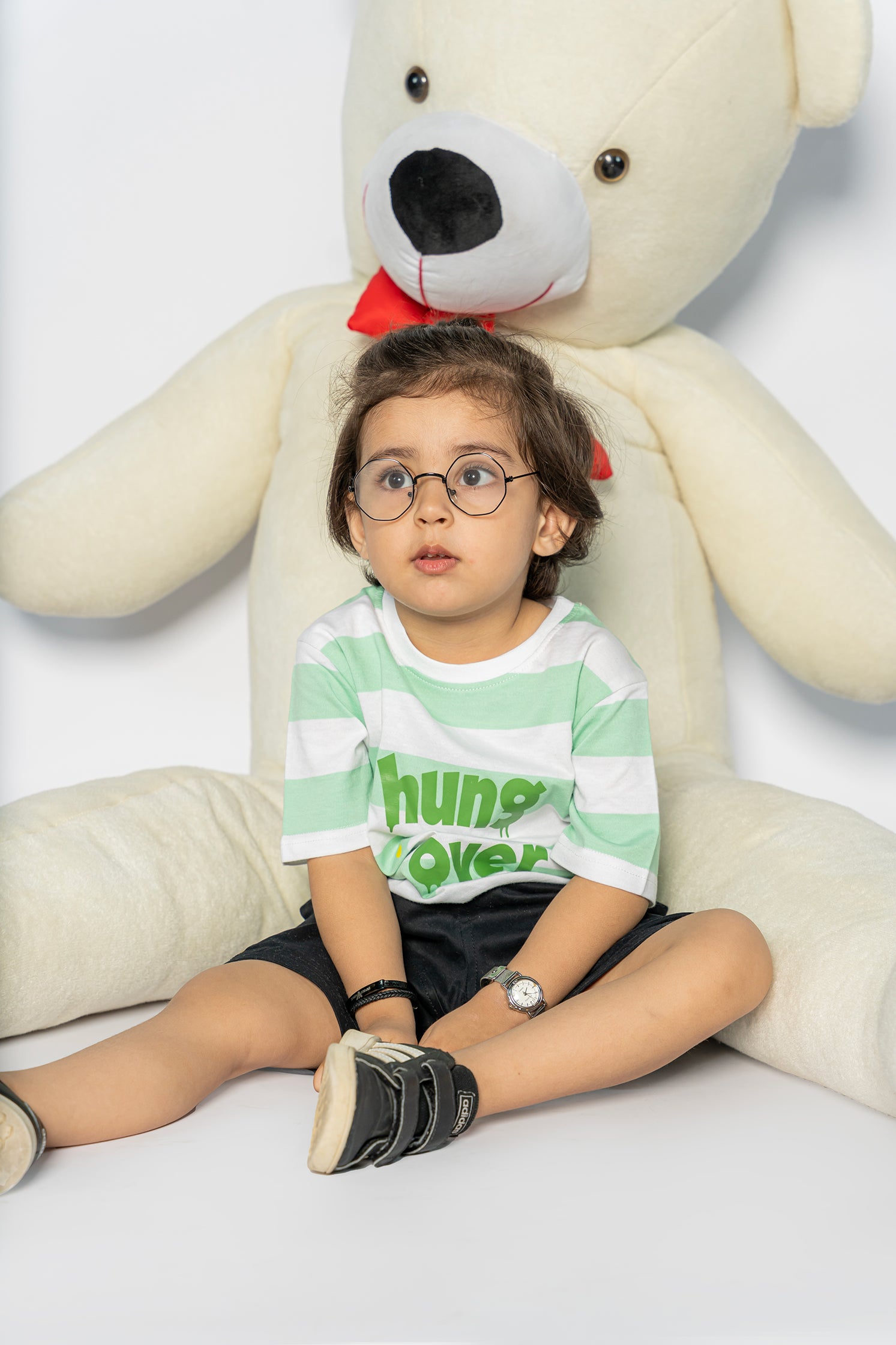 KID'S T-SHIRT WHITE AND GREEN WITH "HUNG OVER" PRINTING