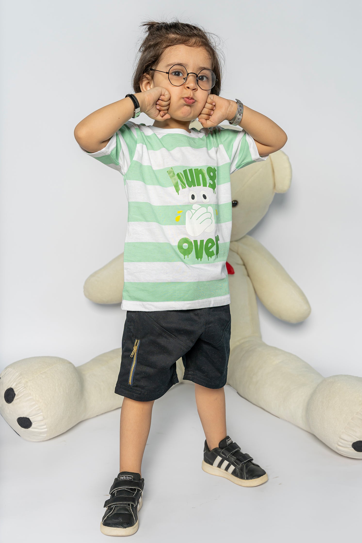 KID'S T-SHIRT WHITE AND GREEN WITH "HUNG OVER" PRINTING