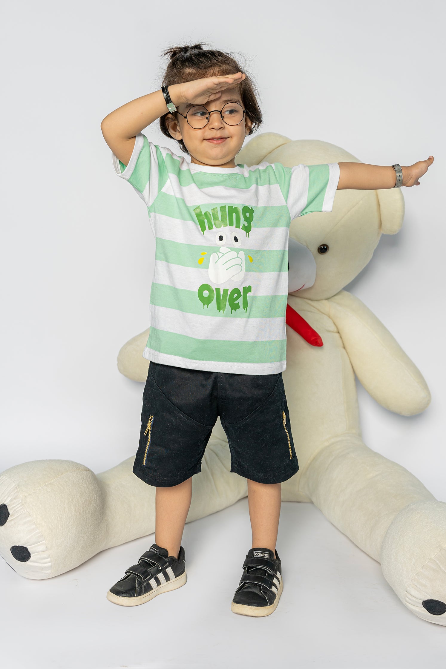 KID'S T-SHIRT WHITE AND GREEN WITH "HUNG OVER" PRINTING