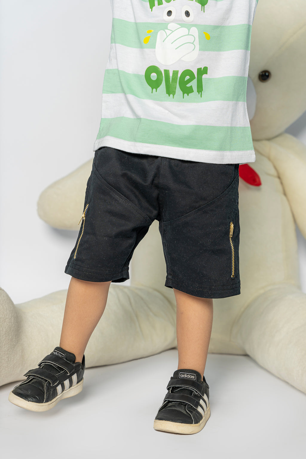 KID'S T-SHIRT WHITE AND GREEN WITH "HUNG OVER" PRINTING