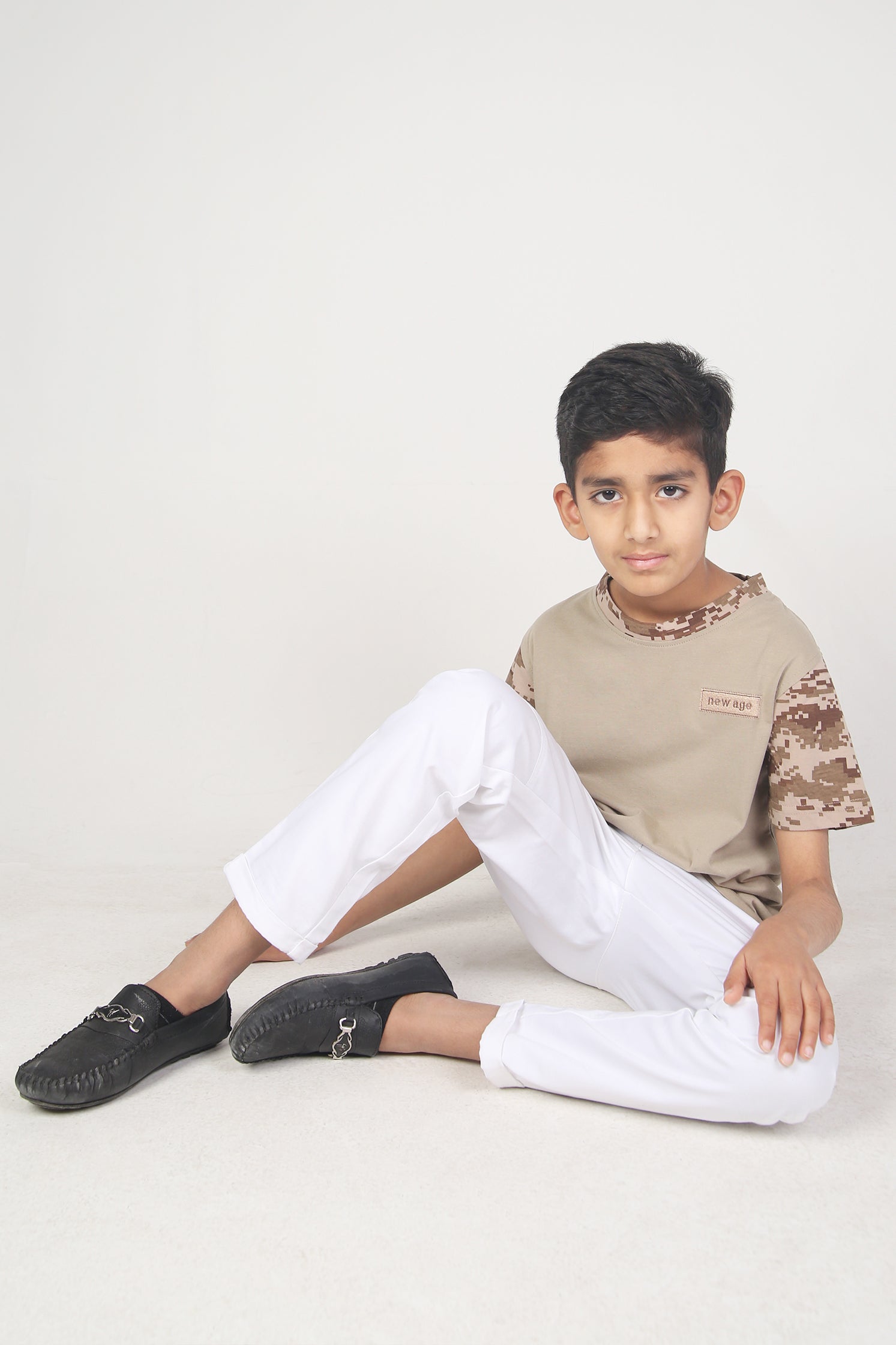 Boys T-shirt / White asparagus badge Fashion